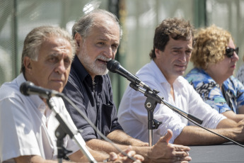 Buenos Aires, Argentina.- En las fotos tomadas el 15 de febrero del 2024, el líder del Polo Obrero (PO), Eduardo Belliboni (2do izquierda), denunció al presidente Javier Milei por los presuntos delitos de intimidación pública, incitación a la violencia colectiva y amenazas, a raíz de un posteo del primer mandatario en redes sociales que aludió a su persona como "detectado" junto a la frase "casta a la vista".