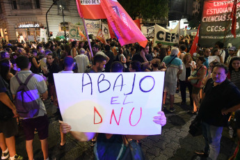 Buenos Aires, Argentina.- En las fotos tomadas el 21 de febrero del 2024, el Centro de Estudiantes de la Facultad de Filosofía y Letras de la Universidad de Buenos Aires (UBA), realizó un "cacerolazo" para reclamar por "presupuesto universitario, boleto educativo y salario digno para docentes y no docentes".