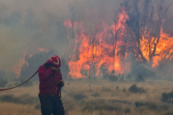 Patagonia, Argentina.- En las fotos tomadas el 9 de febrero del 2024, cuerpos de bomberos combaten los incendios forestales en Los Alerces. El Comando Unificado encargado de combatir el incendio en el Parque Nacional Los Alerces y sus alrededores, ubicado en la provincia de Chubut, informó que el fuego se mantiene activo en todo su perímetro. Según el último reporte, se estima que alrededor de 5.971 hectáreas han sido afectadas.