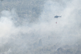 Patagonia, Argentina.- En las fotos tomadas el 7 de febrero del 2024, cuerpos de bomberos intentan sofocar las llamas del incendio forestal que afecta el Parque Nacional Los Alerces -declarado Patrimonio Mundial de la Unesco por su biodiversidad-, donde desde el 25 de enero arden miles de hectáreas de floresta nativa, en un incendio aún no controlado que el gobierno provincial presume comenzó de forma intencional.