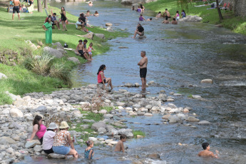 San Luis, Argentina.- En las fotos tomadas el 14 de febrero del 2024, las personas disfrutan en los lugares turísticos de San Luis. La provincia de San Luis registró un nivel de ocupación de alojamientos turísticos del 95% sobre sus más de 30.000 plazas habilitadas, informó la Secretaría de Turismo provincial.