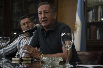 Buenos Aires, Argentina.- En las fotos tomadas el 21 de febrero del 2024, el secretario general del Sindicato de Conductores de Ferrocarriles La Fraternidad, Omar Maturano, anunció durante una conferencia de prensa que la huelga de 24 horas continuará hasta la medianoche, tras el fracaso de la negociación salarial. "Nos faltaron al respeto", afirmó Maturano respecto al 12