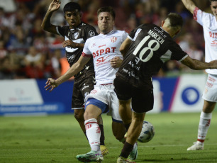 Santa Fe, Argentina.- En las fotos tomadas el 19 de febrero del 2024, Unión se enfrenta a Platense en un partido por la fecha 6 del torneo Argentina - Copa LPF 2024 en el estadio de la Avenida. Unión sacó un empate sin goles ante Platense.