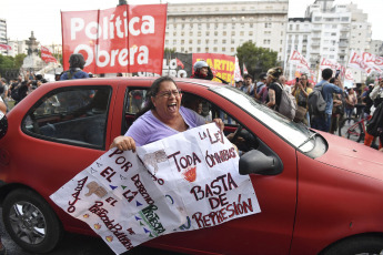 Buenos Aires, Argentina.- En las fotos tomadas el 6 de febrero del 2024, muestra el fuerte operativo de seguridad frente al Congreso mientras la Cámara de Diputados retomaba la sesión especial de la denominada Ley Ómnibus. Las reformas del presidente de Argentina, Javier Milei, dieron marcha atrás, por falta de apoyo de sus aliados en la Cámara de Diputados, que volverá a tratarlas desde cero en una comisión.