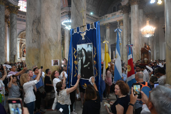 Buenos Aires, Argentina.- En las fotos tomadas el 11 de febrero del 2024, cientos de fieles participaron de una misa en la basílica de Nuestra Señora de la Piedad, ubicada en el barrio porteño de San Nicolás, en la que realizaron veneración de reliquias y una procesión con la imagen de María Antonia de San José de Paz y Figueroa, conocida como Mama Antula, quien fue convertida este domingo en la primera santa argentina.