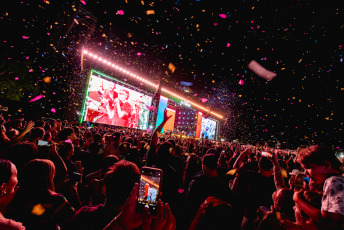 Neuquén, Argentina.- En las fotos tomadas el 13 de febrero del 2024, más de 250 mil espectadores asistieron a la Fiesta Nacional de la Confluencia, que reunió en su undécima edición a buena parte de los artistas de la nueva escena y con la presentación de Fito Páez en la cuarta jornada del festival.