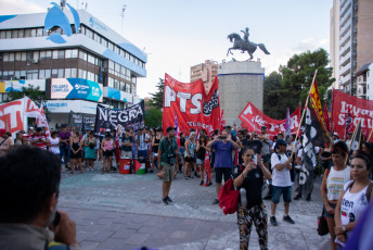 Neuquén, Argentina.- En las fotos tomadas el 6 de febrero del 2024, la Multisectorial Neuquén se movilizó en rechazo a la ley Ómnibus en el Monumento a San Martín de la capital neuquina. La movilización por las calles del centro neuquino se llenó de cánticos y festejo, por la caída de la Ley Ómnibus del Gobierno de Javier Milei, pero "la pelea continúa", aseguraron los manifestantes, que continuarán "por tirar abajo el conjunto del ajuste".