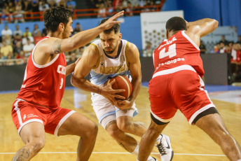 Mar del Plata, Argentina.- En las fotos tomadas el 22 de febrero del 2024, el seleccionado argentino de básquetbol jugó contra Chile, en el Grupo A, en la Eliminatoria de la Americup 2025 de Nicaragua. Argentina superó a Chile 90 a 78 por la primera ventana clasificatoria de cara a la AmeriCup 2025. Nicolás Brussino fue el goleador del equipo con 19 puntos.