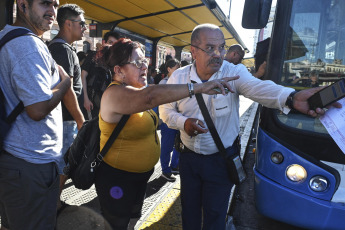 Buenos Aires, Argentina. - En las fotos tomadas el 21 de febrero del 2024, se registran demoras y largas filas de pasajeros en las paradas de colectivos en Buenos Aires. El gremio La Fraternidad lleva adelante desde esta medianoche un paro de trenes de 24 horas que afecta a todo el servicio ferroviario, para reclamar "una recomposición" salarial "de lo que se perdió por el aumento inflacionario".