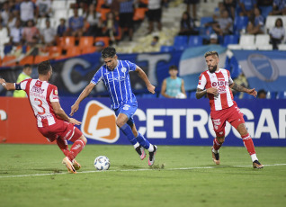 Mendoza, Argentina.- En las fotos tomadas el 13 de febrero del 2024, durante el partido entre Godoy Cruz y Unión de Santa Fe, por la quinta fecha de la Zona B del torneo en el estadio Malvinas Argentina. Godoy Cruz de Mendoza igualó sin sin goles como local ante Unión de Santa Fe y es líder de la Zona B de la Copa.