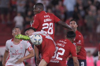 Buenos Aires, Argentina.- En las fotos tomadas el 8 de febrero del 2024, durante el partido entre Huracán e Independiente en el estadio Tomás Adolfo Ducó, por la cuarta jornada de la Copa de la Liga Profesional. Independiente igualó 0-0 con Huracán. Independiente perdió dos puntos y es tercero en la Zona A. Mientras que Huracán volvió a sumar luego de dos derrotas.