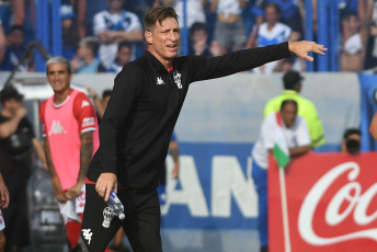 Buenos Aires, Argentina.- En las fotos tomadas el 18 de febrero del 2024, Vélez vs. Huracán, en la fecha 6 por la Copa de la Liga en el Estadio José Amalfitani. Vélez derrotó a Huracán 1-0. Fue Emanuel Mammana quien marcó el gol para el Fortín en el minuto 47 del segundo tiempo.