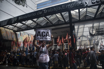 Buenos Aires, Argentina.- En las fotos tomadas el 15 de febrero del 2024, organizaciones sociales se concentraron frente a la sede de la Secretaría de Trabajo de la Nación, en reclamo de "un salario mínimo igual a la canasta básica" y la asistencia alimentaria para comedores y merenderos de todo el país, mientras se llevaba a cabo la reunión del Consejo del Salario Mínimo.