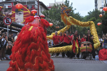 Buenos Aires, Argentina.- En las fotos tomadas el 9 de febrero del 2024, la comunidad china de argentina celebra el Año Nuevo con shows, danza del Dragón y música tradicional Buenos Aires. La comunidad china de Argentina dio inicio a las celebraciones de la llegada del "Dragón de Madera". El dragón es muy importante para toda la cultura china y, además de vigor y fuerza.