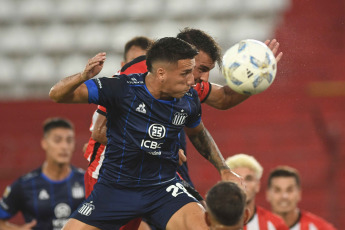 Buenos Aires, Argentina.- En las fotos tomadas el 19 de febrero del 2024, Barracas Central enfrenta a Talleres, por la fecha 6 del torneo Argentina - Copa LPF 2024 en el Estadio Tomás Ducó. Barracas superó 2-1 a Talleres. Los goles del partido para el local los anotaron Marco Iacobellis (1' 1T) y Maximiliano Zalazar (4' 2T). Mientras que el gol de visitante lo hizo Gastón Benavídez (31' 1T).