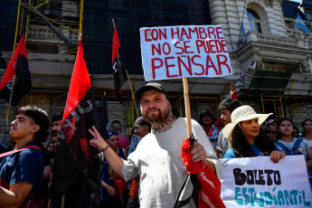 Buenos Aires, Argentina.- En las fotos tomadas el 22 de febrero del 2024, organizaciones sociales, movimientos estudiantiles y sindicatos, realizaron una manifestación frente al Ministerio de Educación Nacional (Plaza Pizzurno) en reclamo de kits escolares. Además lanzaron una gran campaña de solidaridad juntando útiles escolares y zapatillas, en todos los barrios, escuelas y facultades.