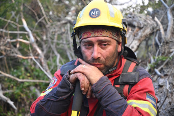 Chubut, Argentina.- En las fotos tomadas el 6 de febrero del 2024, muestra el incendio en el Parque Los Alerces, que avanza hacia Esquel, provocando la evacuación de forma preventiva de los vecinos de Río Percy, la parte alta de la Ciudad de Esquel. El incendio se inició el 25 de enero en el Parque Nacional Los Alerces y luego se extendió dentro de jurisdicción provincial, arrasando con más de 3.500 hectáreas de bosque nativo.