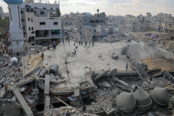 Franja de Gaza, Palestina.- En la fotografía tomada el 24 de febrero de 2024 se muestra un edificio destruído en un ataque aéreo israelí en la ciudad de Rafah, en el sur de la Franja de Gaza. Al menos ocho palestinos, entre ellos un niño, murieron en un ataque aéreo israelí dirigido a una casa en la ciudad de Rafah, confirmaron el sábado fuentes médicas palestinas.