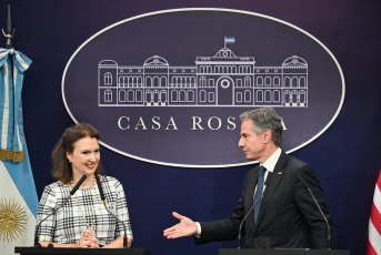 Buenos Aires, Argentina.- En las fotos tomadas el 23 de febrero del 2024, el secretario de Estado de los Estados Unidos, Anthony Blinken (derecha), brindó una conferencia de prensa conjunta con su par, Diana Mondino (izquierda), en la Casa Rosada en Buenos Aires. Blinken, aseguró que Argentina "puede contar" con Estados Unidos para estabilizar su economía. Además, remarcó que Estados Unidos representa el país con mayor inversión extranjera en el país sudamericano y expresó su deseo de mantenerlo.