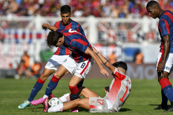 Buenos Aires, Argentina.- En las fotos tomadas el 13 de febrero del 2024, durante el partido entre San Lorenzo y Estudiantes de La Plata por la quinta fecha de la Copa de la Liga en el estadio Nuevo Gasómetro. San Lorenzo y Estudiantes La Plata empataron 1-1. Para San Lorenzo el gol fue marcado por Adam Bareiro (a los 57 minutos). Para Estudiantes La Plata el gol fue marcado por Javier Correa (a los 13 minutos).