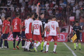 Buenos Aires, Argentina.- En las fotos tomadas el 8 de febrero del 2024, durante el partido entre Huracán e Independiente en el estadio Tomás Adolfo Ducó, por la cuarta jornada de la Copa de la Liga Profesional. Independiente igualó 0-0 con Huracán. Independiente perdió dos puntos y es tercero en la Zona A. Mientras que Huracán volvió a sumar luego de dos derrotas.