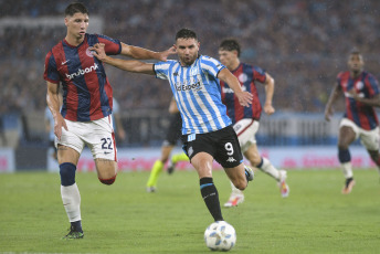 Avellaneda, Argentina.- En la fotografía tomada el 9 de febrero de 2024 en el Estadio de Racing Club se muestran escenas del partido disputado entre el equipo local y San Lorenzo de Almagro. Adrián Martínez convirtió tres goles para Racing, mientras que Mura consiguió el único tanto para San Lorenzo.