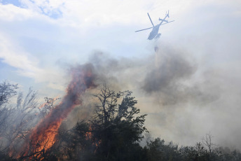 Patagonia, Argentina.- En las fotos tomadas el 9 de febrero del 2024, cuerpos de bomberos combaten los incendios forestales en Los Alerces. El Comando Unificado encargado de combatir el incendio en el Parque Nacional Los Alerces y sus alrededores, ubicado en la provincia de Chubut, informó que el fuego se mantiene activo en todo su perímetro. Según el último reporte, se estima que alrededor de 5.971 hectáreas han sido afectadas.