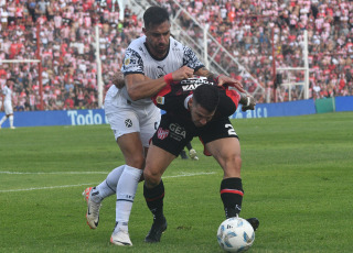 Córdoba, Argentina.- En las fotos tomadas el 18 de febrero del 2024, Instituto vs. Independiente, en la fecha 6 por la Copa de la Liga en el Monumental de Alta Córdoba. Independiente venció por 2-0 a Instituto. Fue Gabriel Neves quien inauguró el marcador al minuto 25 de la primera mitad. Más tarde, en el minuto 31 de la misma etapa, Lucas González aumentó la ventaja, asegurando la victoria de Independiente.