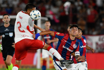 Buenos Aires, Argentina.- En la fotografía tomada el 24 de febrero de 2024 en Ciudad Autónoma de Buenos Aires en el Estadio Tomás Adolfo Ducó, se observan escenas del partido disputado entre Huracán y San Lorenzo. El resultado del partido fue 0 a 0, en la fecha 7 de la Liga Profesional de Fútbol argentino.