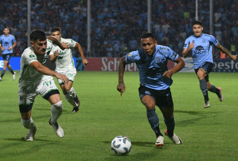 Córdoba, Argentina.- En las fotos tomadas el 19 de febrero del 2024, Belgrano se enfrenta a Sarmiento en un compromiso correspondiente a la sexta jornada de la Copa de la Liga Profesional 2024. Belgrano derrotó 4-1 a Sarmiento. El futbolista peruano Bryan Reyna, marcó su primer gol con Belgrano y se afianza en el once titular.