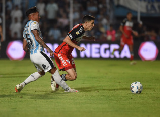 Tucumán, Argentina.- En las fotos tomadas el 14 de febrero del 2024, durante el partido entre Atlético Tucumán y River Plate en un partido por la quinta fecha de la Zona A de la Copa de la Liga Profesional de Fútbol de Primera División en el estadio José Fierro. River Plate igualó como visitante ante Atlético Tucumán 0 a 0.