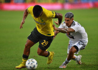 Buenos Aires, Argentina.- En las fotos tomadas el 26 de febrero del 2024, durante el partido entre Defensa y Justicia y Riestra en un partido correspondiente a la fecha 7 de la Copa de la Liga en el estadio Norberto "Tito" Tomaghello. Defensa y Justicia empató 1-1 con Riestra. Antes de alcanzar el empate, el VAR protagonizó la polémica del encuentro al anular un penal a favor de Defensa y Justicia por un offside previo.