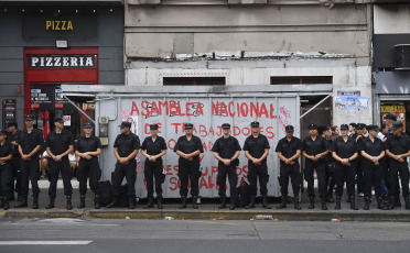 Buenos Aires, Argentina.- En las fotos tomadas el 6 de febrero del 2024, muestra el fuerte operativo de seguridad frente al Congreso mientras la Cámara de Diputados retomaba la sesión especial de la denominada Ley Ómnibus. Las reformas del presidente de Argentina, Javier Milei, dieron marcha atrás, por falta de apoyo de sus aliados en la Cámara de Diputados, que volverá a tratarlas desde cero en una comisión.