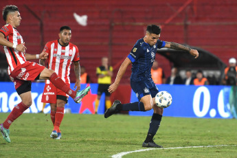 Buenos Aires, Argentina.- En las fotos tomadas el 19 de febrero del 2024, Barracas Central enfrenta a Talleres, por la fecha 6 del torneo Argentina - Copa LPF 2024 en el Estadio Tomás Ducó. Barracas superó 2-1 a Talleres. Los goles del partido para el local los anotaron Marco Iacobellis (1' 1T) y Maximiliano Zalazar (4' 2T). Mientras que el gol de visitante lo hizo Gastón Benavídez (31' 1T).