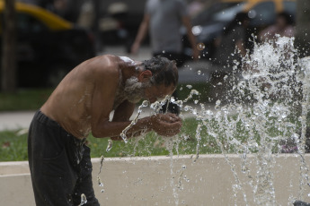 Buenos Aires, Argentina.- En las fotos tomadas el 7 de febrero del 2023, muestra las calles en medio de la ola de calor que atraviesa el país. A una semana de que se desataran los calores extremos en el norte y centro del país, el Servicio Meteorológico Nacional (SMN) activó varias alertas amarillas por tormentas que afectarán a algunos sectores de las provincias de Buenos Aires, La Pampa, Río Negro, Mendoza, La Rioja, Catamarca, Salta y Jujuy. Asimismo, señalaron que, a excepción de Jujuy, Salta y Tucumán, en el resto norte y centro del país continuarán las altas temperaturas.