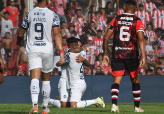 Córdoba, Argentina.- En las fotos tomadas el 18 de febrero del 2024, Instituto vs. Independiente, en la fecha 6 por la Copa de la Liga en el Monumental de Alta Córdoba. Independiente venció por 2-0 a Instituto. Fue Gabriel Neves quien inauguró el marcador al minuto 25 de la primera mitad. Más tarde, en el minuto 31 de la misma etapa, Lucas González aumentó la ventaja, asegurando la victoria de Independiente.