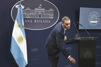 Buenos Aires, Argentina.- En las fotos tomadas el 19 de febrero del 2024, el vocero presidencial, Manuel Adorni, confirmó que el Gobierno reglamentará el decreto que establece la libertad de elección de obras sociales desde el comienzo de una relación laboral. Acerca del reclamo de organizaciones sociales por la falta de alimentos en comedores, el portavoz aseguró que "se sigue asistiendo a todos los que se asistía antes" pero "sin intermediarios".