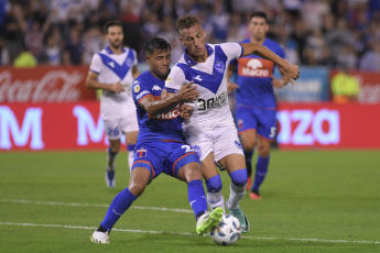 Buenos Aires, Argentina.- En las fotos tomadas el 26 de febrero del 2024, durante el partido entre Vélez Sarsfield y Tigre en un partido correspondiente a la fecha 7 de la Copa de la Liga en el estadio José Amalfitani. Vélez Sarsfield igualó 2-2 a Tigre. Vélez es octavo en la Zona A del torneo, mientras que Tigre es último en el Grupo B y aún no ganó en el certamen.