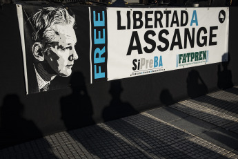 Buenos Aires, Argentina.- En las fotos tomadas el 20 de febrero del 2024, en la Plaza de Mayo se realizó un festival en apoyo de Julian Assange, quien presentó este martes, en el Tribunal Superior de Londres, el que podría ser su último recurso judicial en el Reino Unido contra su extradición a Estados Unidos, que le acusa de 18 delitos de espionaje y piratería informática por revelaciones de su portal WikiLeaks.