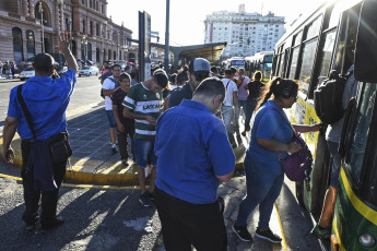 Buenos Aires, Argentina. - En las fotos tomadas el 21 de febrero del 2024, se registran demoras y largas filas de pasajeros en las paradas de colectivos en Buenos Aires. El gremio La Fraternidad lleva adelante desde esta medianoche un paro de trenes de 24 horas que afecta a todo el servicio ferroviario, para reclamar "una recomposición" salarial "de lo que se perdió por el aumento inflacionario".