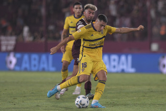 Buenos Aires, Argentina.- En las fotos tomadas el 18 de febrero del 2024, durante el partido Boca vs. Lanús, por el Grupo B de la Copa de la Liga en La Fortaleza. Lanús derrotó 2-1 a Boca Juniors y le arrebató el invicto de cara al Superclásico del próximo domingo en el Monumental. Con la derrota, Boca quedó séptimo en la Zona B y se las verá con River en el Monumental, en la fecha de clásicos de la Copa de la Liga.