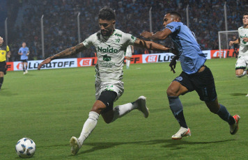 Córdoba, Argentina.- En las fotos tomadas el 19 de febrero del 2024, Belgrano se enfrenta a Sarmiento en un compromiso correspondiente a la sexta jornada de la Copa de la Liga Profesional 2024. Belgrano derrotó 4-1 a Sarmiento. El futbolista peruano Bryan Reyna, marcó su primer gol con Belgrano y se afianza en el once titular.