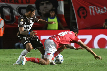 Buenos Aires, Argentina.- En las fotos tomadas el 26 de febrero del 2024, durante el partido entre Argentinos Juniors y Platense en un partido correspondiente a la fecha 7 de la Copa de la Liga en el estadio Diego Armando Maradona. Argentinos Juniors venció 3-1 a Platense, y lidera la Zona A de la Copa de la Liga Profesional.