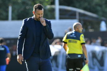 Buenos Aires, Argentina.- En las fotos tomadas el 15 de febrero del 2024, durante el partido entre Deportivo Riestra y Vélez Sarsfield, en la continuidad de la quinta fecha de la zona A de la Copa de la Liga Profesional en el Estadio Guillermo Laza. Vélez triunfó ante Riestra 2-1. El Fortín consiguió su segundo triunfo consecutivo en el torneo, mientras que el Malevo sigue sin ganar y se encuentra en el último puesto de su zona con un punto.