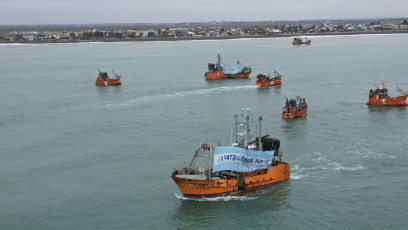 Chubut, Argentina.- En las fotos tomadas el 26 de febrero del 2024, 52 barcos de la flota pesquera reclaman de Rawson en apoyo al gobernador de Chubut, Ignacio Torres, quien lanzó una amenaza a la Nación por el freno del envío de los fondos de la coparticipación federal. La provincia patagónica reclama la retención ilegal de $13.500 millones y amenaza con cortar la provisión de crudo y gas.