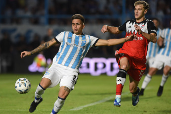 Tucumán, Argentina.- En las fotos tomadas el 14 de febrero del 2024, durante el partido entre Atlético Tucumán y River Plate en un partido por la quinta fecha de la Zona A de la Copa de la Liga Profesional de Fútbol de Primera División en el estadio José Fierro. River Plate igualó como visitante ante Atlético Tucumán 0 a 0.