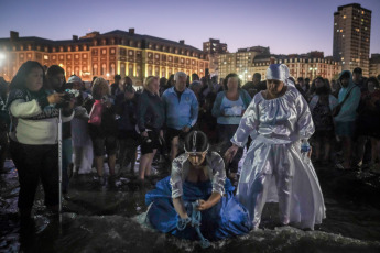 Mar del Plata, Argentina.- In the photos taken on February 4, 2024, a crowd participates in the cultural and religious religious festival on the Mar del Plata coast to honor Mother Iemanjá and celebrate the 40 years of its celebration in this city, in addition to the 25 consecutive ones at Playa Popular II. Like every first Sunday in February and with an attendance estimated at more than 15 thousand people, Mar del Plata was the scene of the celebration that honors the Africanist orixá and honors culture and Diversity.