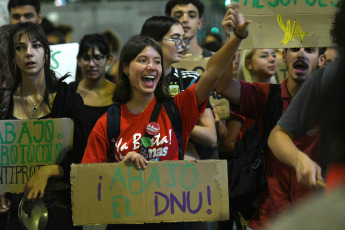 Buenos Aires, Argentina.- En las fotos tomadas el 21 de febrero del 2024, el Centro de Estudiantes de la Facultad de Filosofía y Letras de la Universidad de Buenos Aires (UBA), realizó un "cacerolazo" para reclamar por "presupuesto universitario, boleto educativo y salario digno para docentes y no docentes".