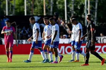 Buenos Aires, Argentina.- En las fotos tomadas el 15 de febrero del 2024, durante el partido entre Deportivo Riestra y Vélez Sarsfield, en la continuidad de la quinta fecha de la zona A de la Copa de la Liga Profesional en el Estadio Guillermo Laza. Vélez triunfó ante Riestra 2-1. El Fortín consiguió su segundo triunfo consecutivo en el torneo, mientras que el Malevo sigue sin ganar y se encuentra en el último puesto de su zona con un punto.