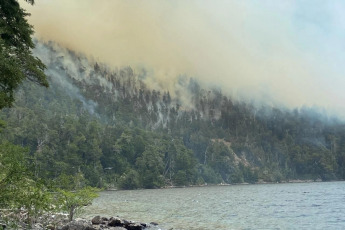 Patagonia, Argentina.- En las fotos tomadas el 20 de febrero del 2024, cuerpos de bomberos combaten los incendios forestales en el Parque Nahuel Huapi. Los bomberos de los Parques Nacionales argentinos, afirmaron este lunes, que los incendios en Nahuel Huapi están cerca de ser controlados y contenidos, mientras que en Los Alerces aún había focos activos, con unas 8.000 hectáreas de bosque nativo quemadas, se informó.